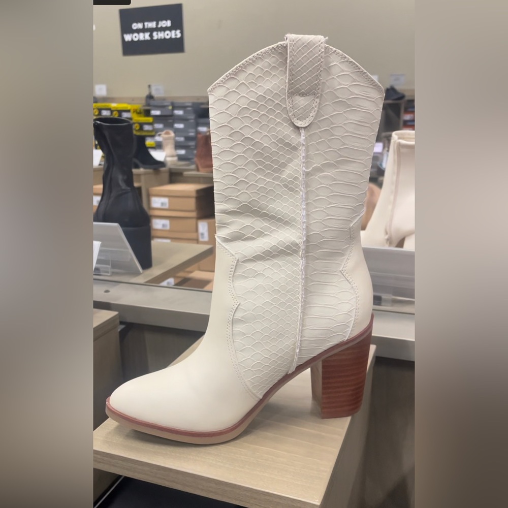Heeled boots